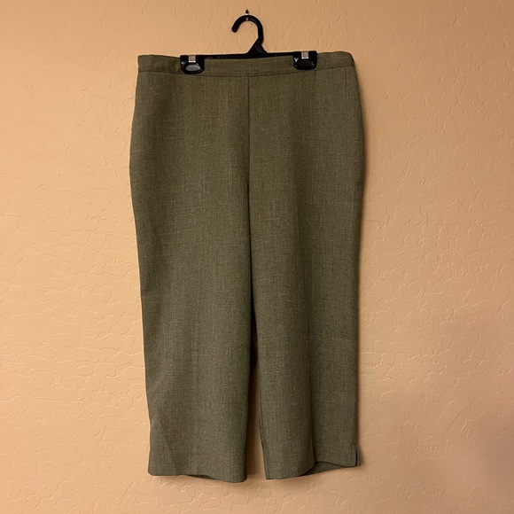 Alfred Dunner Army Green Woven Linen-look Capris - Picture 10 of 14
